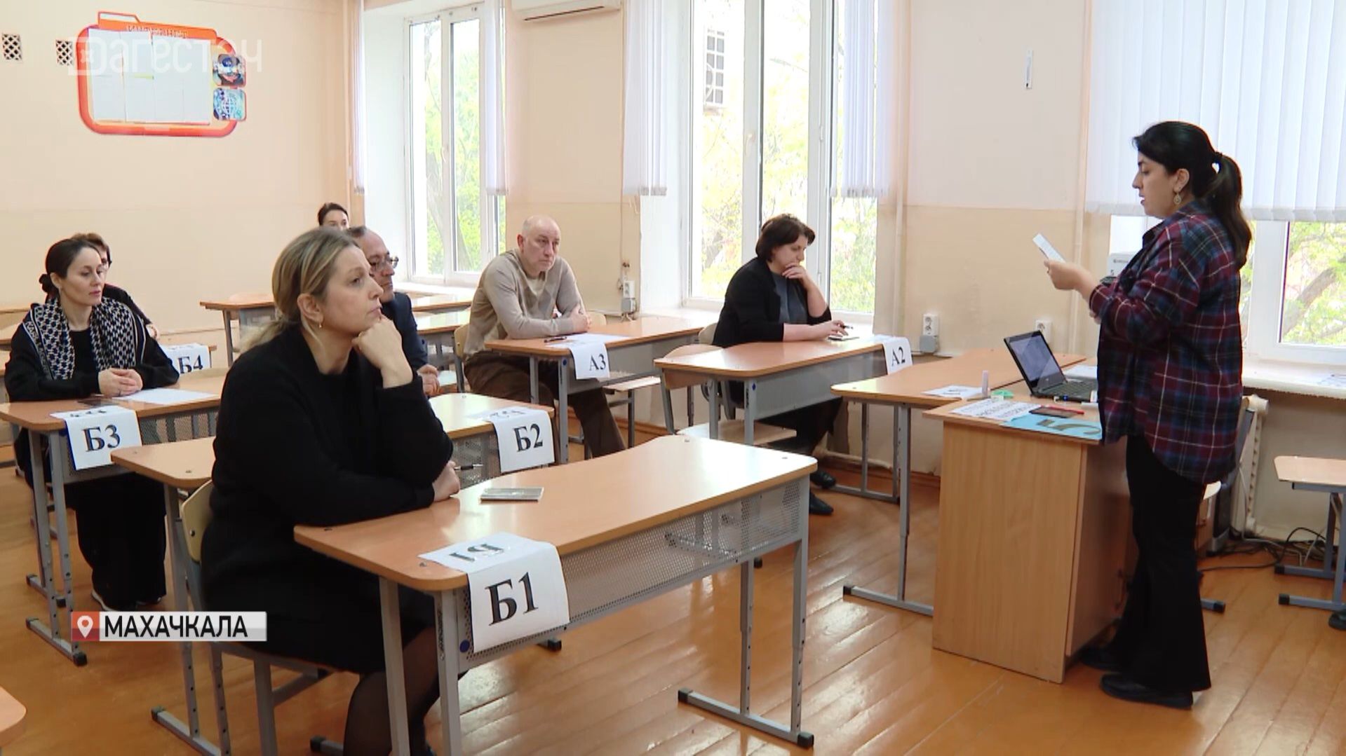 В Махачкале родители сдали ЕГЭ вместе с выпускниками