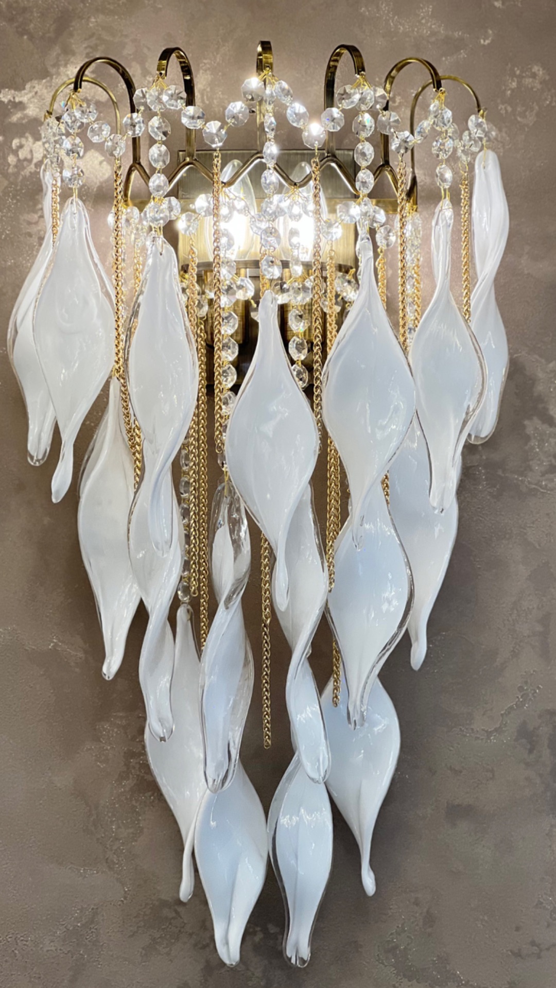 Бра из белых листьев и цепнчек