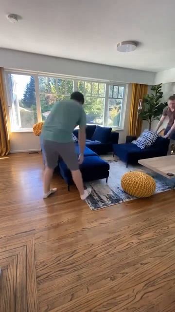 Модульный диван ☝️

Одно из самых функциональных решений для большой гостиной — модульный диван