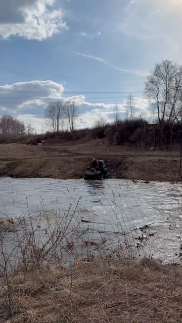Катаем на квадроцикле через ручей