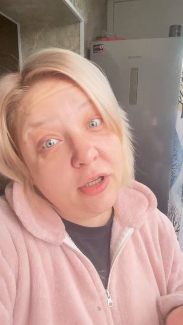 Встала в 5 утра ! У мамы скоро день рождения 🎁 ждём когда приедут подарки!