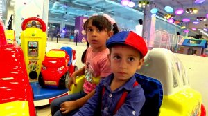 Эрик и его друзья играют