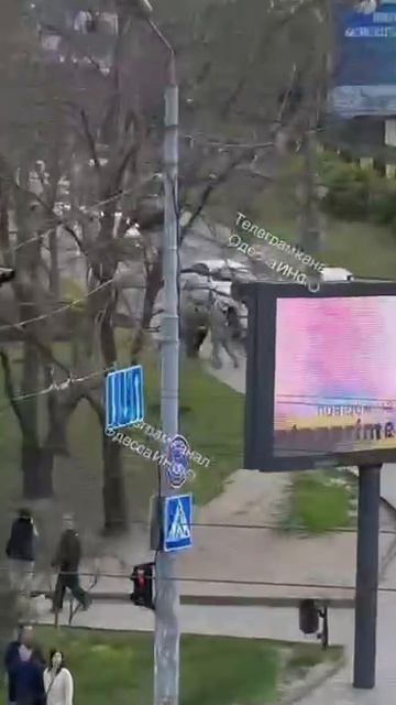 Новый тренд, который демонстрирует Одесса - молодежь отбивает мужика от людоловов ТЦК (см пред вид)