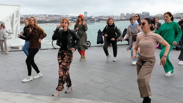 Геленджик. Апрель.  Танцы на набережной.