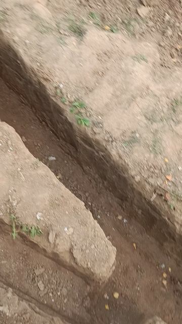 прокопал траншею внутри дома под канализацию и ввод воды