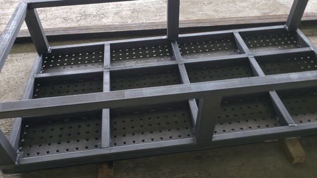 Результат лазерной очистки сварочного стола.