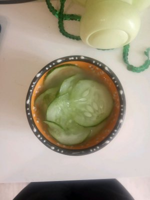 наношу самодельную маску для лица с огурцами