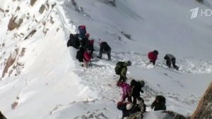 Продолжается поисковая операция в горах Бурятии, где туристы попали под лавину.