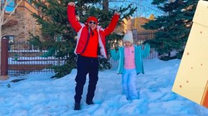 Настя и папа участвуют в конкурсе на лучшую ёлку