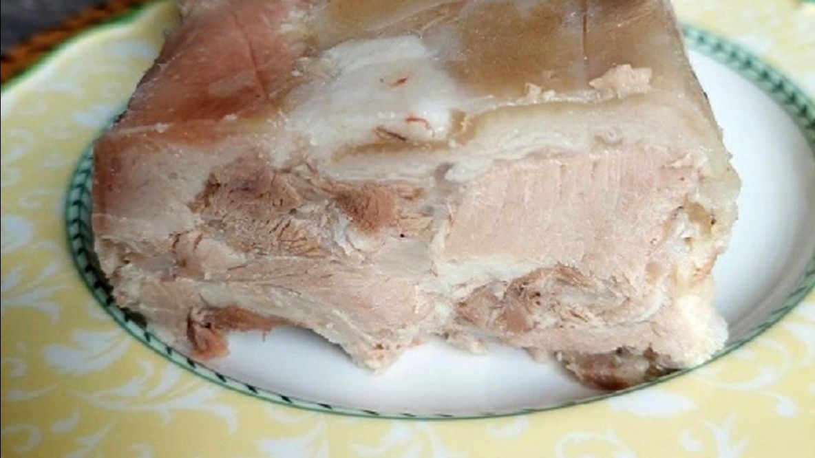 Мясо свиной рульки прессованное. Прекрасная аппетитная закуска.