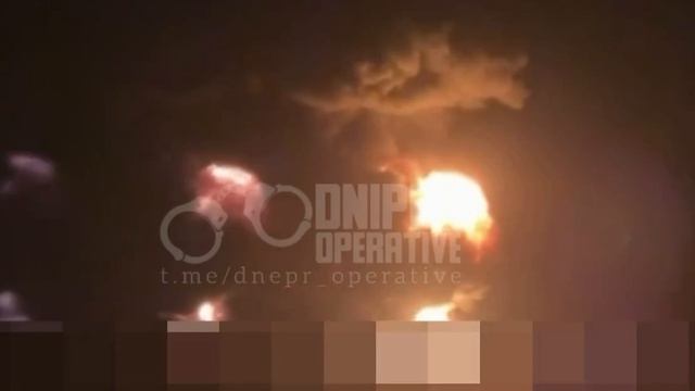 ‼️🇺🇦🔥Идёт массированная атака на Днепропетровск: огромный пожар на объекте врага

▪️Пылает промзо