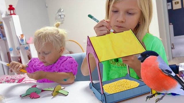 СОФУНЬЯ ШАЛУНЬЯ - СОФИЯ СТРОИТ ДОМ ДЛЯ ПТИЦ.