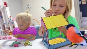 СОФУНЬЯ ШАЛУНЬЯ - СОФИЯ СТРОИТ ДОМ ДЛЯ ПТИЦ.