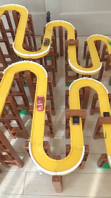 Тачки 🚗💥 Томика взрывная гонка! Маккуин и Мэтр 😱