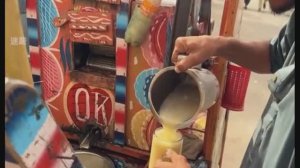 в Пакистане на улицах делают свежевыжатый сок из сахарного тростника по 2 рупии за стакан
