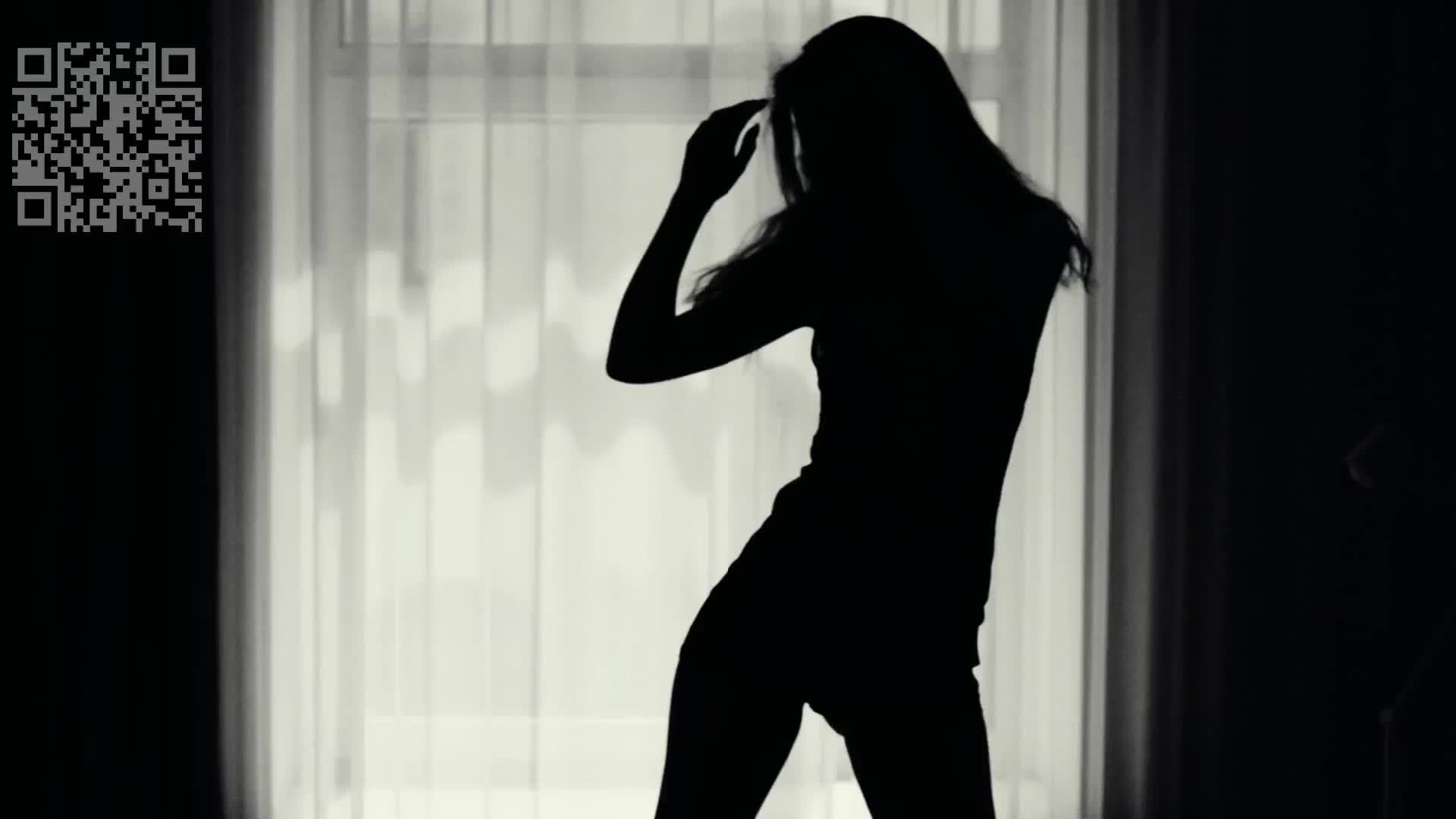 Девушка на кровати