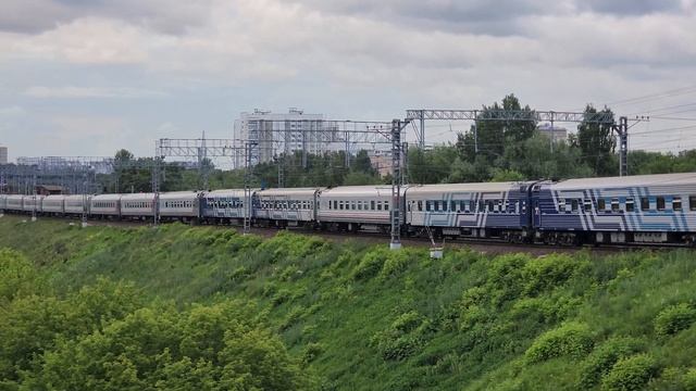 параллельный ход | ЭД4МК-АЭРО-0006 и ЭП2К-368 с поездом Москва–Евпатория №173