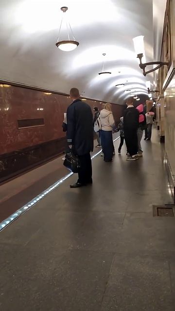 Станция метро поезд пассажир интерьер Москва Электрозаводская 1