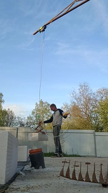 строю дом своими руками. первый подъём блока с помощью самодельного подъёмного крана