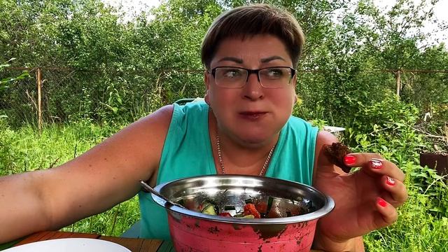 ВВОТ ЭТО ВКУСНО/САЛАТ И РУЛЕТ ИЗ САЛА😉/Что-то история вспомнилась,как ,мы Людей обидили🤷мукбанг