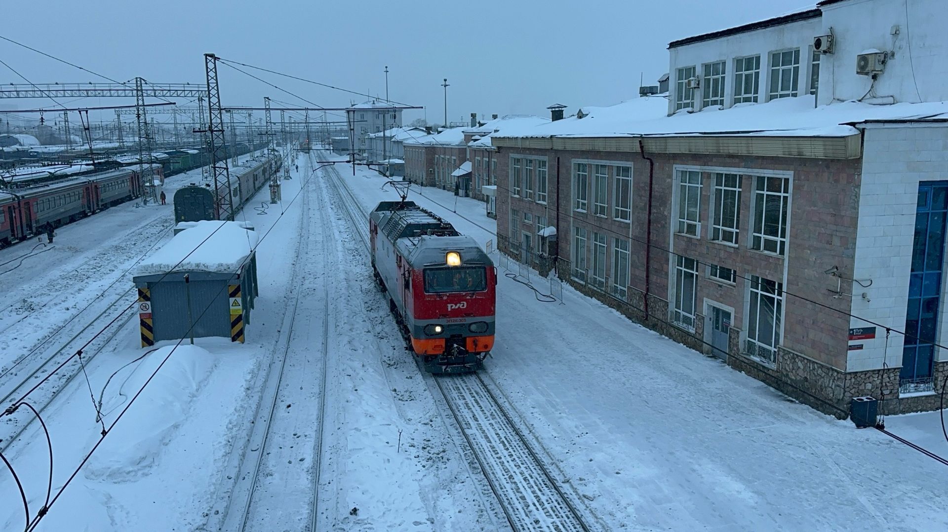 «Под почтово-багажный!» Электровоз  ЭП2К-305 на манёврах на ст.Пермь-II, 2026 год