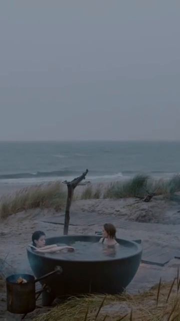 Балтийский пляж, безмолвный ветер, запах дровяной печи и горячий пар от купелей с видом на море.