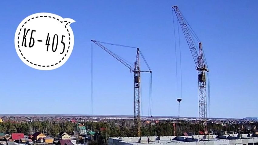 Катается башенный кран. Стройка