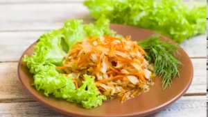 Жареная капуста на сковороде - простой и быстрый рецепт из доступных продуктов!