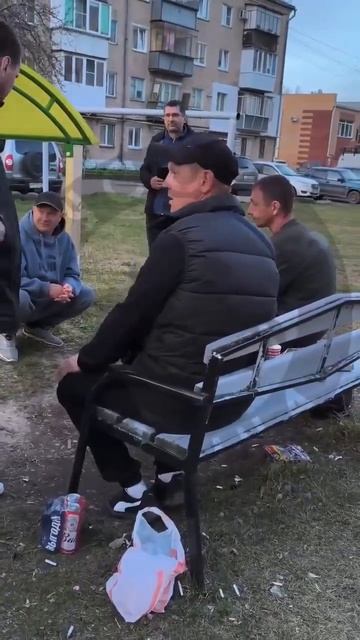 Неравнодушные русские люди приводят в порядок улицы