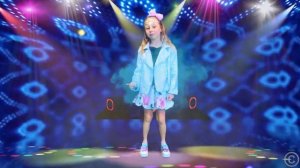 Настя учится наряжаться на диско вечеринку. Веселая ис