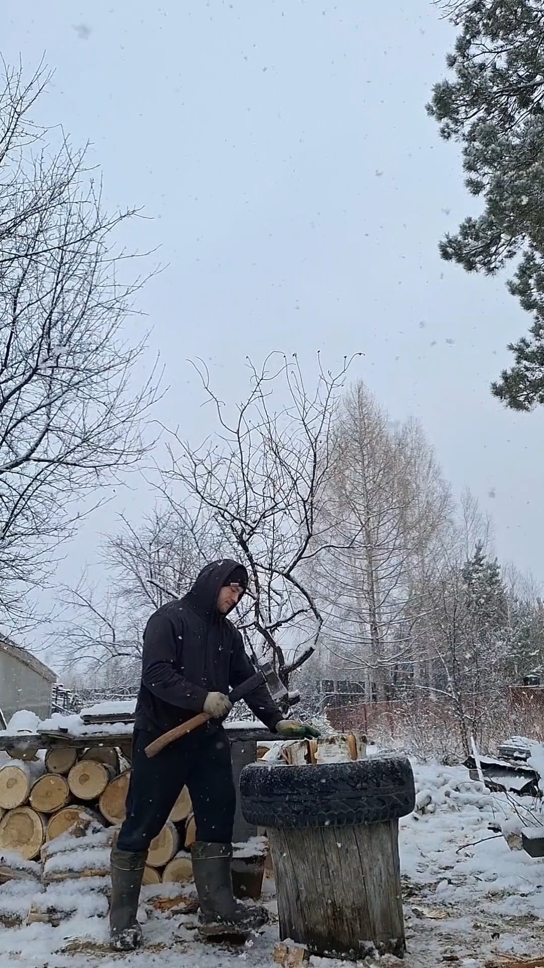 Как легко  и удобно колоть дрова, чтобы они не разлетались. Руби дрова сам, и они согреют дважды.