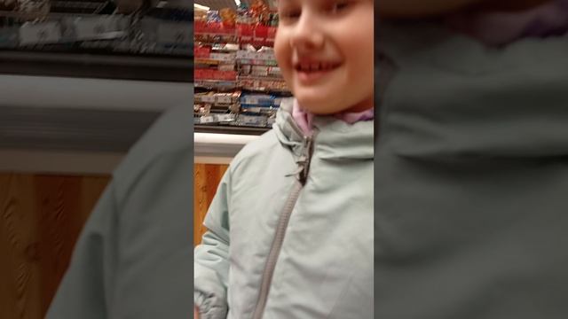 софишке пошли в магазин за коржиками