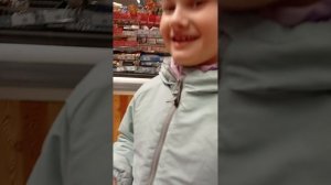 софишке пошли в магазин за коржиками