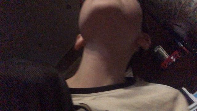 Я открываю балкон но мне нельзя попадаться родным