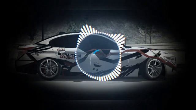 едет черная БМВ