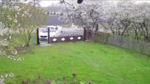 Бегут за добровольцем. Ведут его под пистолетом.