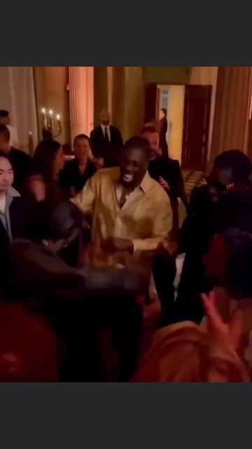 Он такой горячий, когда напивается и отрывается, будто завтра не наступит.