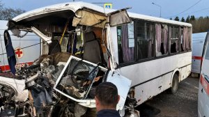 Автобус с пассажирами лоб в лоб влетел в грузовик в Ленинградской области. Погибли два человека