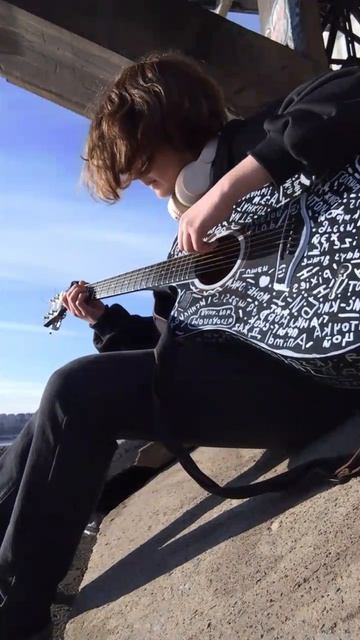 Захар играет на гитаре