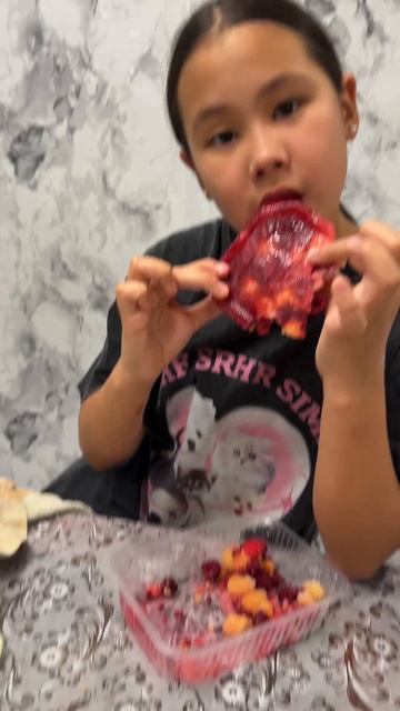 Айсана ест замороженную ягоду