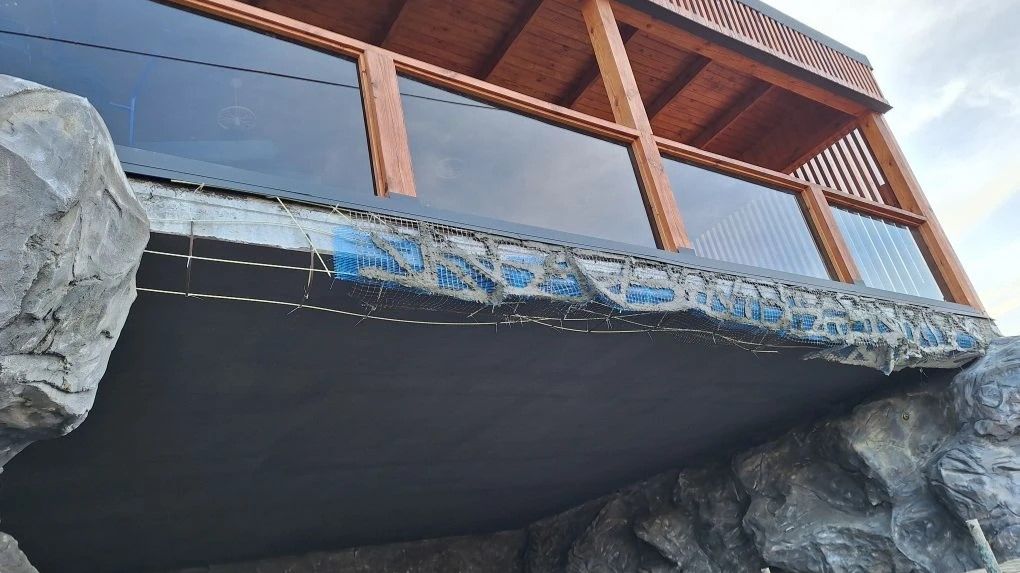 приступил к оформлению пещеры