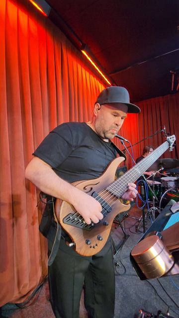 Вот вам ещё солячок, играл на днях в клубе Бутмана, на басу Dingwall ABII, но сейчас дома уже. 
.
.