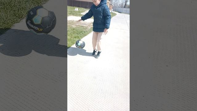 На улице 1 часть с друзьями