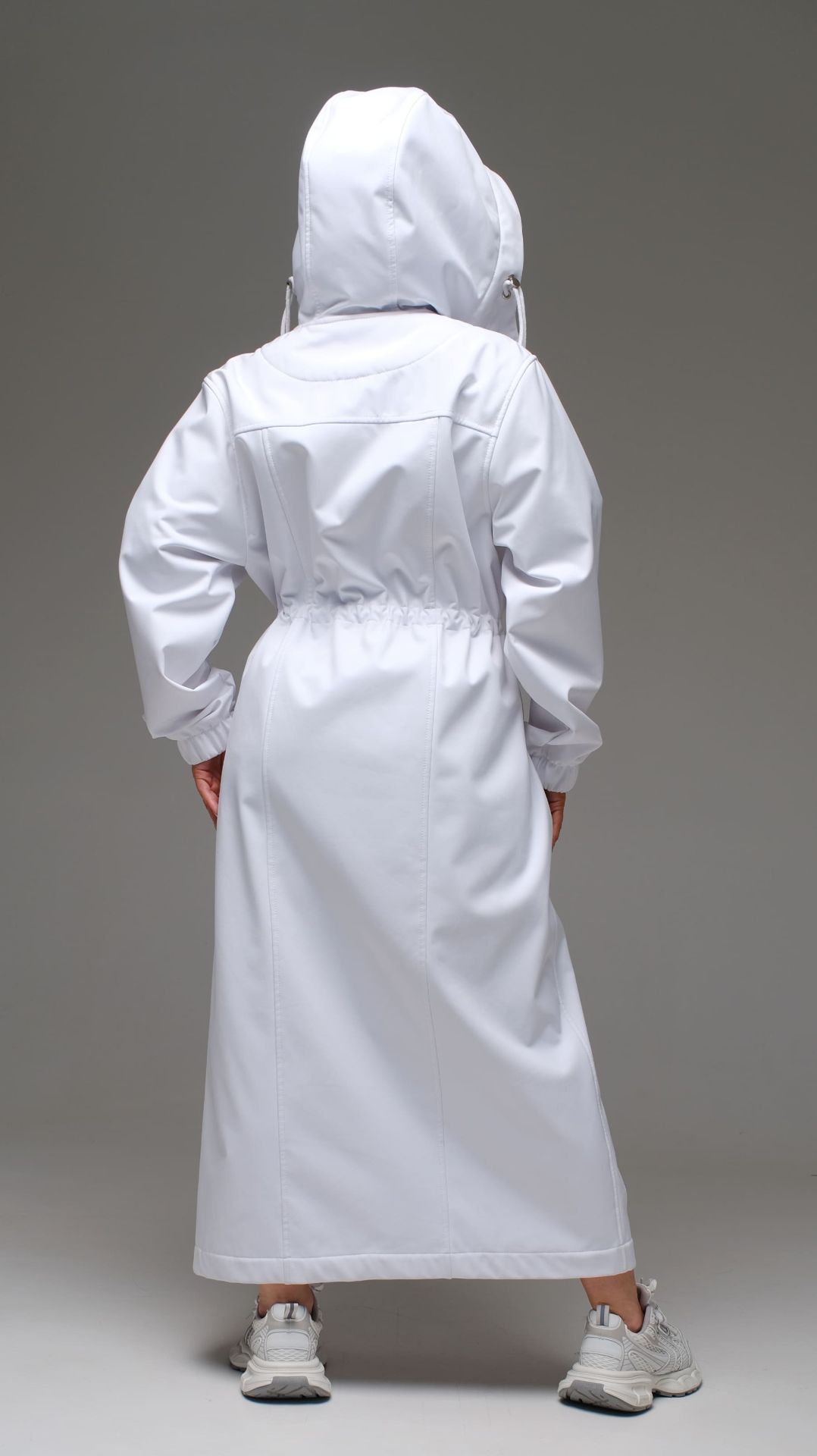 ТРЕНД 2026 🔥 Девушка в длинном оверсайз-пыльнике Softshell (в движении)