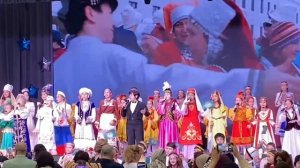 "Широка страна моя родная", И. Дунаевский, В. Лебедев-Кумач, солист Александр Кузьмин.