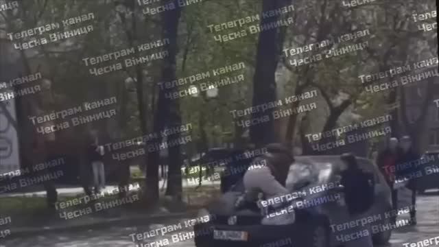🔴Доскакались?🔴В Виннице жена пыталась отбить мужа у ТЦКашников, запрыгнув на капот машины.🔴