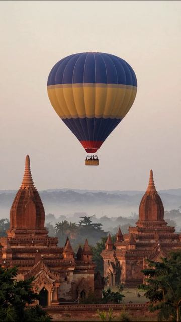 Воздушный шар над древними храмами #воздушныйшар #приключения #достопримечательности #пейзаж