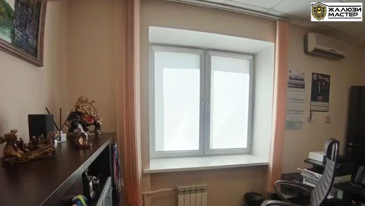 Светло-бежевые рулонные шторы UNI 2 станут функциональным и практичным элементом в кабинете врача.