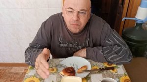 Мукбанг. Пирожки с картошкой и капустой, с картошкой и яйцом с домашней сметаной и кофе. Футбол РПЛ.