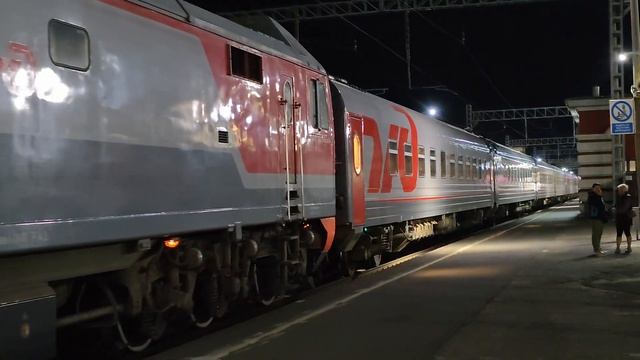 ЧС7-084 заходит под поезд и отправление 82-ого Белгород–Санкт-Петербург под ЭП2К-222 | Курск